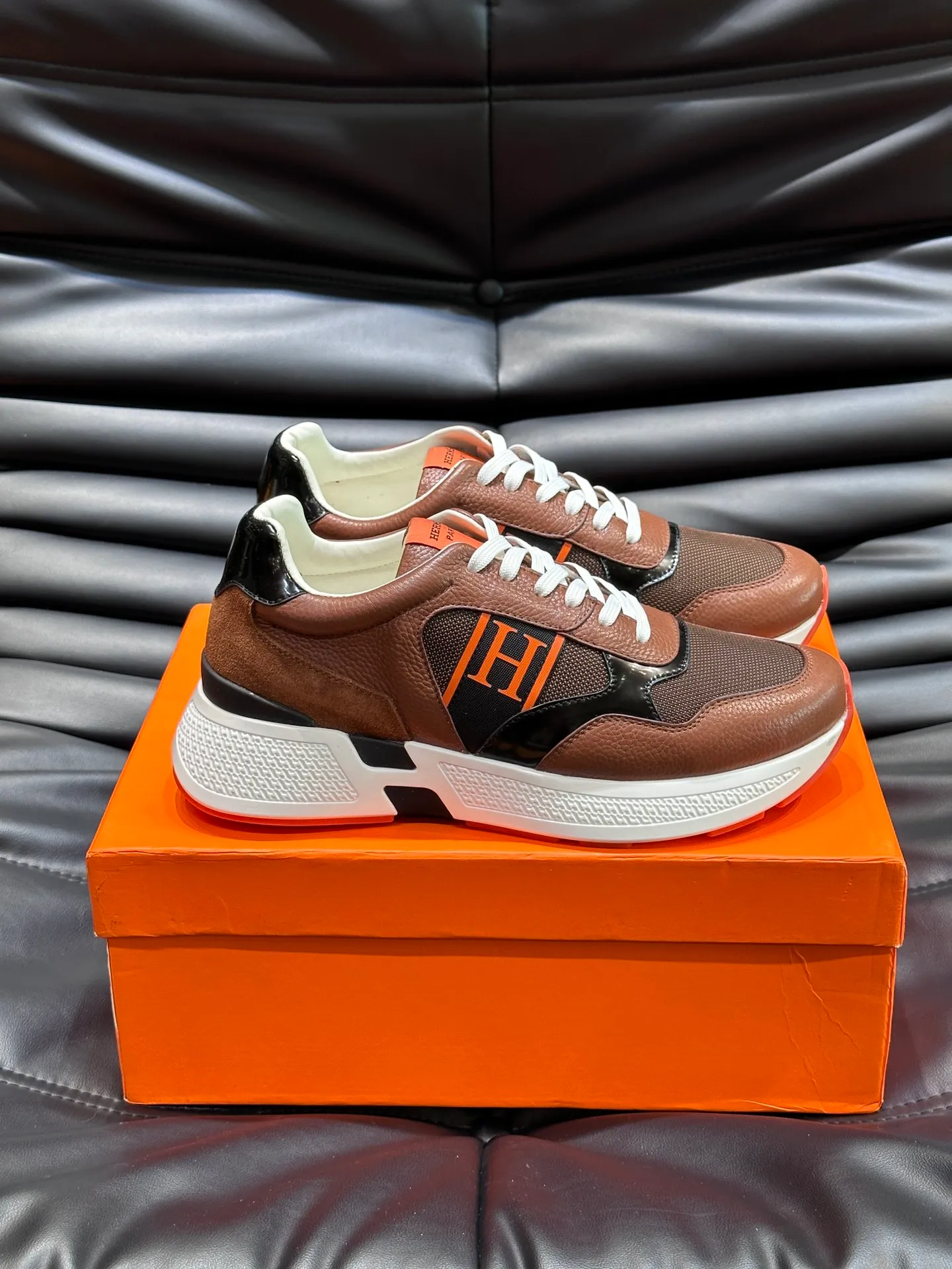 Factory price: 520💰HERMES/Hermes Hugo thick-soled sneakers are casual men's shoes. These sneakers are made of imported first-layer cowhide leather and breathable mesh design. The contrasting color design creates a dynamic and modern shape. The front end of the toe is decorated with natural-color rubber inlays, making it novel and fashionable. The texture is incomparable, with cowhide lining and cowhide foot pads, the upper foot is comfortable and breathable, and the rubber sole is decorated with geometric patterns and iconic "H" details. A very personal one! Size: 39-44 (customized at 38.45)